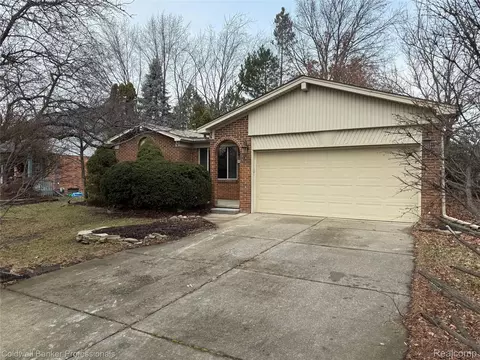 47071 Savannah Dr, Macomb, MI 48044