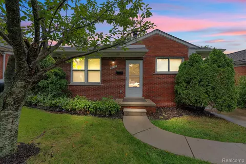 6159 N Highland St, Dearborn Heights, MI 48127