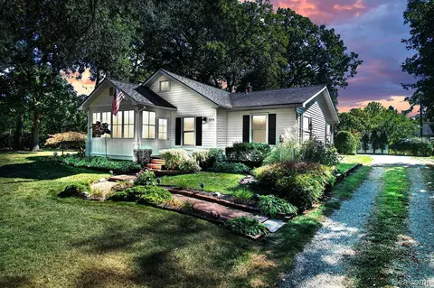577 Lakeside Dr, Waterford, MI 48328