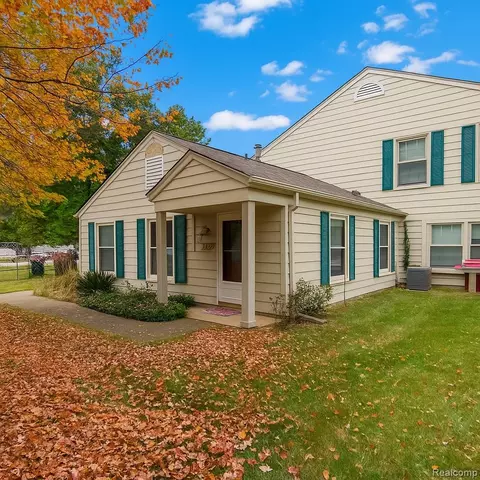 2631 Thornbrier Ct, Orion, MI 48360