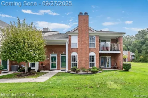 16726 Gemstone Dr, Macomb, MI 48042