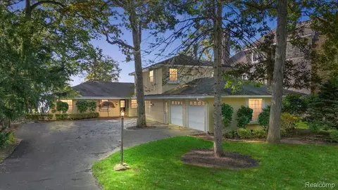 2236 Locklin Ln, West Bloomfield, MI 48324