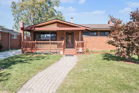 21719 Parkway St, Saint Clair Shores, MI 48082