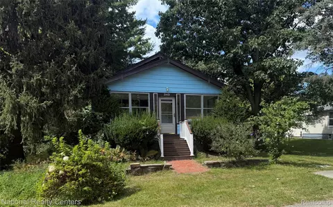 21431 Oxford Ave, Farmington, MI 48336