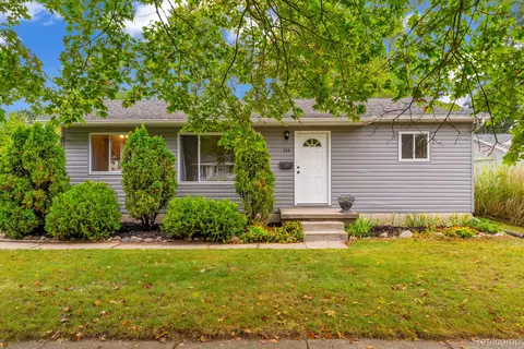 744 Hartner Dr, Holly, MI 48442