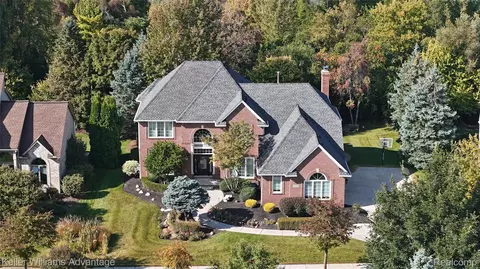 25872 Cheyenne Dr, Novi, MI 48374
