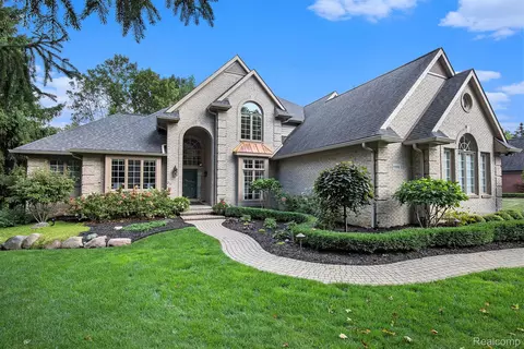 1996 Tall Oaks Blvd, Rochester Hills, MI 48306