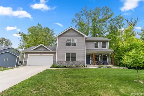 2230 Briar Rdg, Wolverine Lake, MI 48390