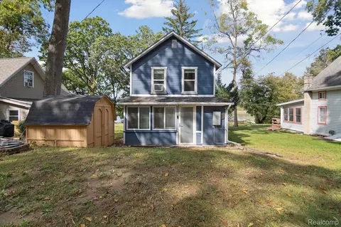 2210 Lakeview Dr, Cambridge, MI 49230