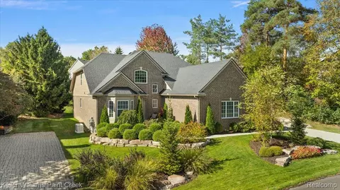 84 Greenan Ln, Orion, MI 48362