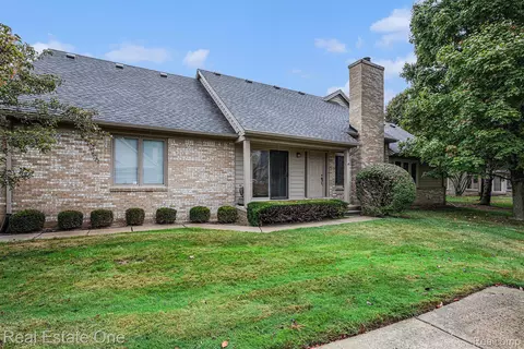 16724 Shale Ct, Macomb, MI 48042
