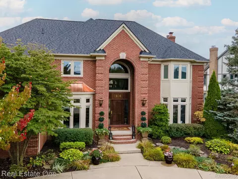 1916 Connolly Dr, Troy, MI 48098