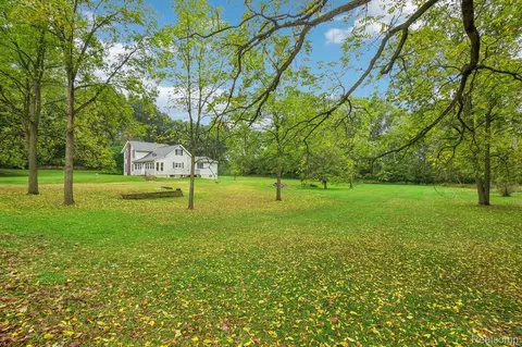 9551 Ellis Rd, Springfield, MI 48348