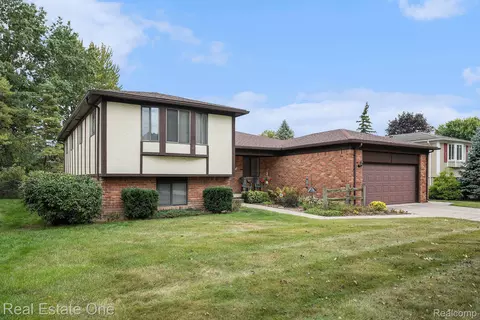 5982 Slate Dr, Troy, MI 48085