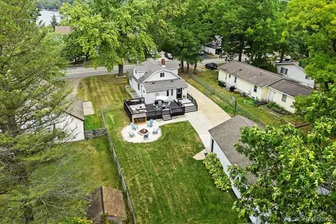 593 Heights Rd, Orion, MI 48362