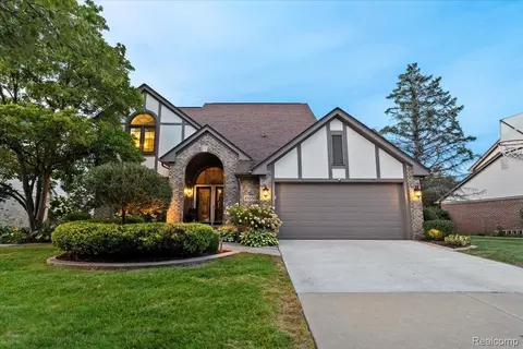 45030 Glengarry Rd, Canton, MI 48188