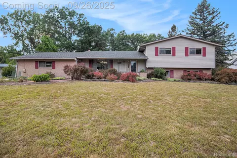 8162 Rene Dr, White Lake, MI 48386