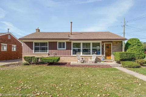 32031 Thorncrest St, Saint Clair Shores, MI 48082