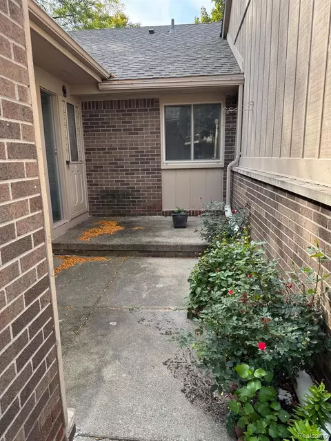 35572 Heritage Ln, Farmington, MI 48335