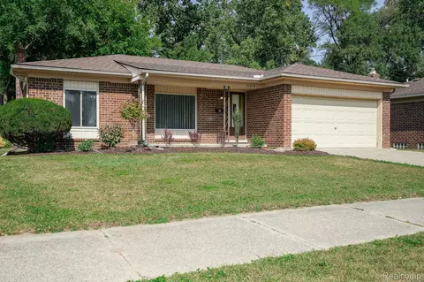 16619 Waterman Dr, Roseville, MI 48066