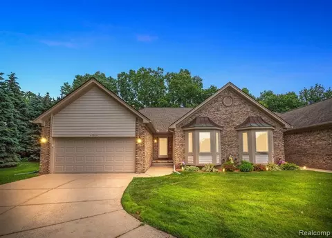 45964 Woodview Dr, Shelby Township, MI 48315