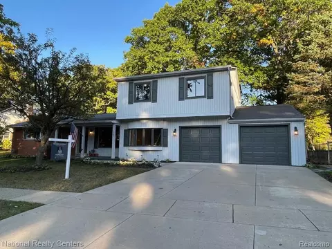 2689 Red Arrow Dr, Commerce, MI 48382