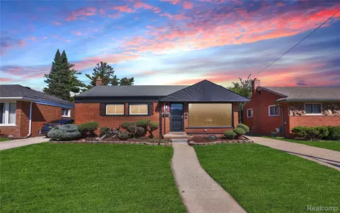 27704 Maplewood St, Garden City, MI 48135