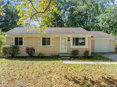 796 Devonshire Blvd, Brighton, MI 48116