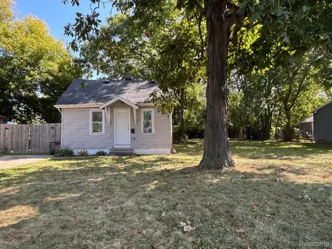 5939 Mayfair St, Taylor, MI 48180