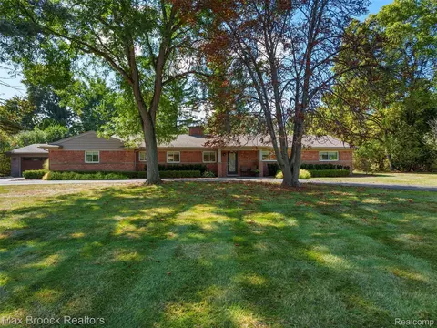 4740 Burnley Dr, Bloomfield Hills, MI 48304