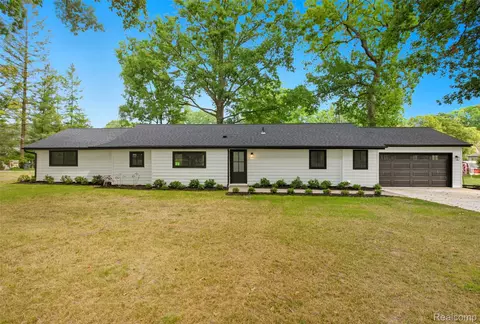 5190 Westcombe Ln, West Bloomfield, MI 48324