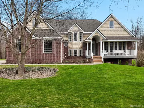 1800 Teggerdine Rd, White Lake, MI 48386