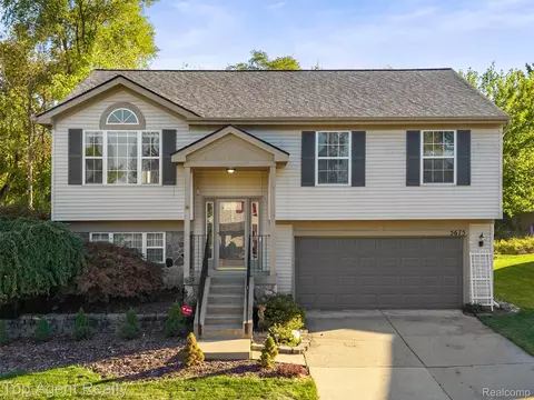 5675 Millpointe Dr, Waterford, MI 48327