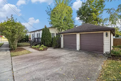27 Elizabeth Lake Rd, Pontiac, MI 48341