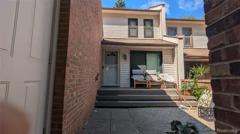 358 Willow Grove Ln, Rochester Hills, MI 48307