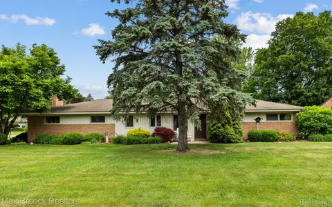 192 Kirk Lane Dr, Troy, MI 48084
