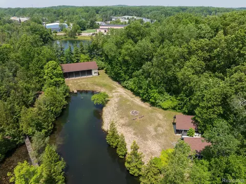 7490 Andersonville Rd, Independence, MI 48346