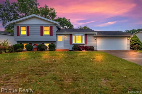 3871 Coventry Valley Dr, Waterford, MI 48329