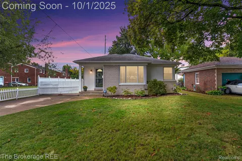 13625 Victoria St, Oak Park, MI 48237
