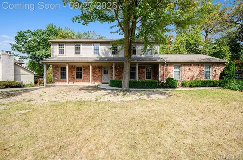 1609 Kilburn Rd N, Rochester Hills, MI 48306