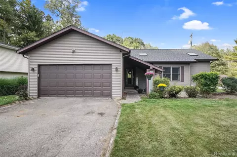 8532 Pettysville Rd, Pinckney, MI 48169