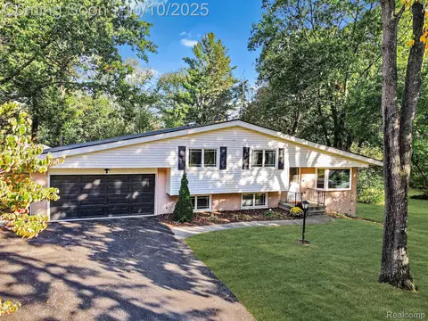 6460 Elmoor Dr, Troy, MI 48098