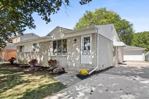 22102 Loretta St, Woodhaven, MI 48183