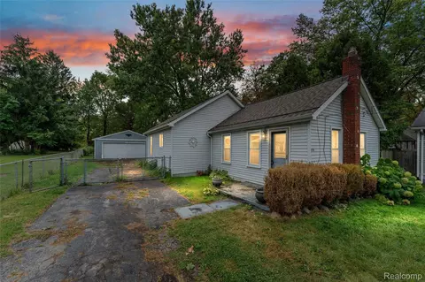 3176 Caroline St, Auburn Hills, MI 48326