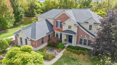 3707 Barn Meadow Ct, Orion, MI 48362