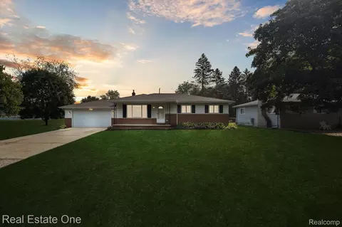 2436 Woodlawn St, Walled Lake, MI 48390