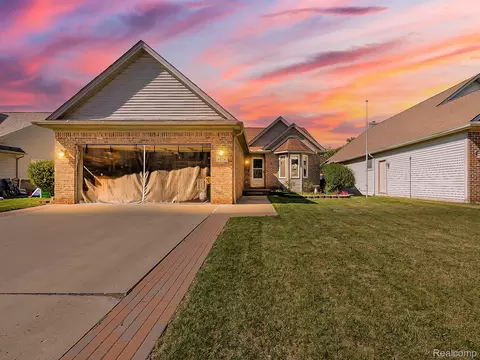 5374 Franklin Ave, Trenton, MI 48183