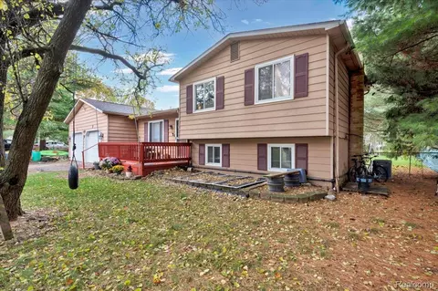 5883 Gracelawn St, Deerfield, MI 48461