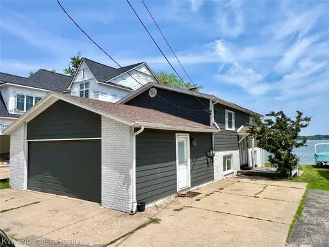1869 Union Lake Rd, Commerce, MI 48382
