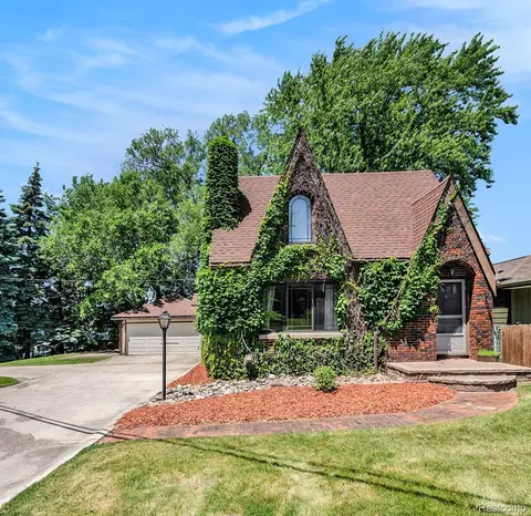 2058 S Long Lake Rd, Fenton, MI 48430